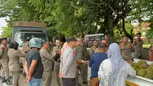 Petugas-Satpol-PP-saat-menertibkan-para-pedagang-di-Jl-Andi-Depu-Kelurahan-Pekkabata-Polman.jpg