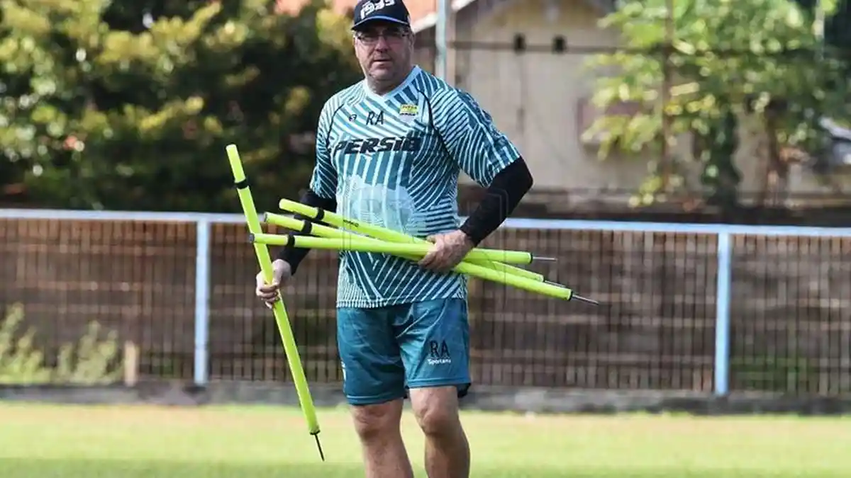 Lawan Persebaya, Pelatih Persib Bandung Robert Rene Alberts Tak Remehkan Bajul Ijo, Ini Alasannya