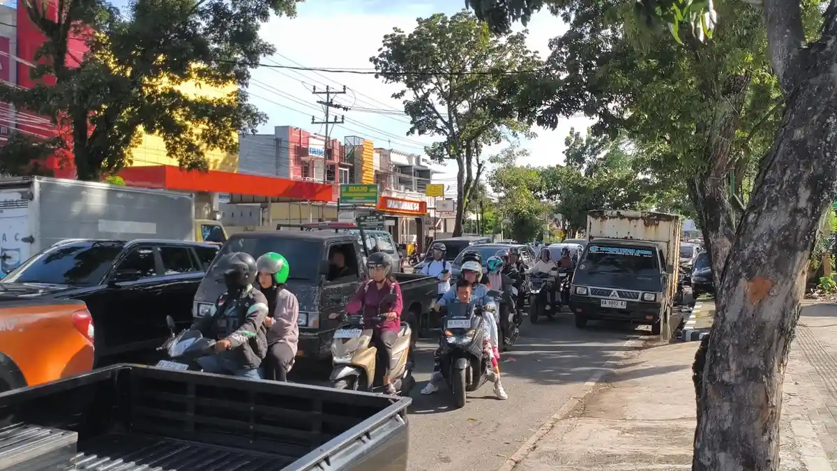 Antrean Pengisian Biosolar di SPBU Sawahan Padang Picu Kemacetan Panjang