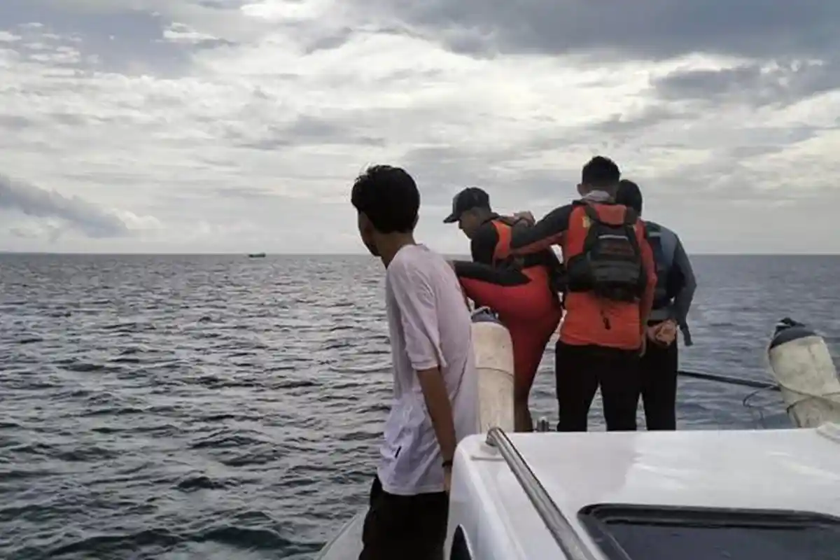 Lokasi Terakhir Penemuan Mayat Pakai Jas Hujan di Laut Sadai Bangka Selatan yang Dilaporkan Nelayan - 20240524-Tim-SAR-gabungan-saat-melakukan-operasi-pencarian-dugaan.jpg