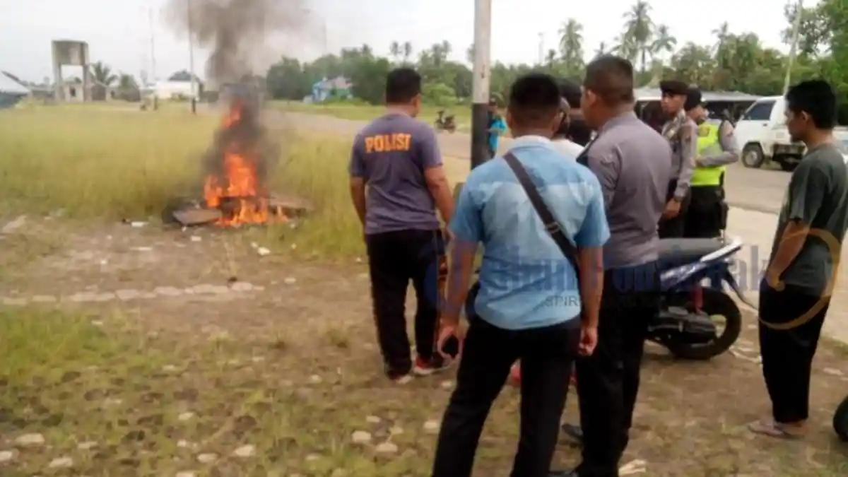 Nelayan Bakar Pukat Trawl yang Tertinggal di Perairan Kuala Secapah