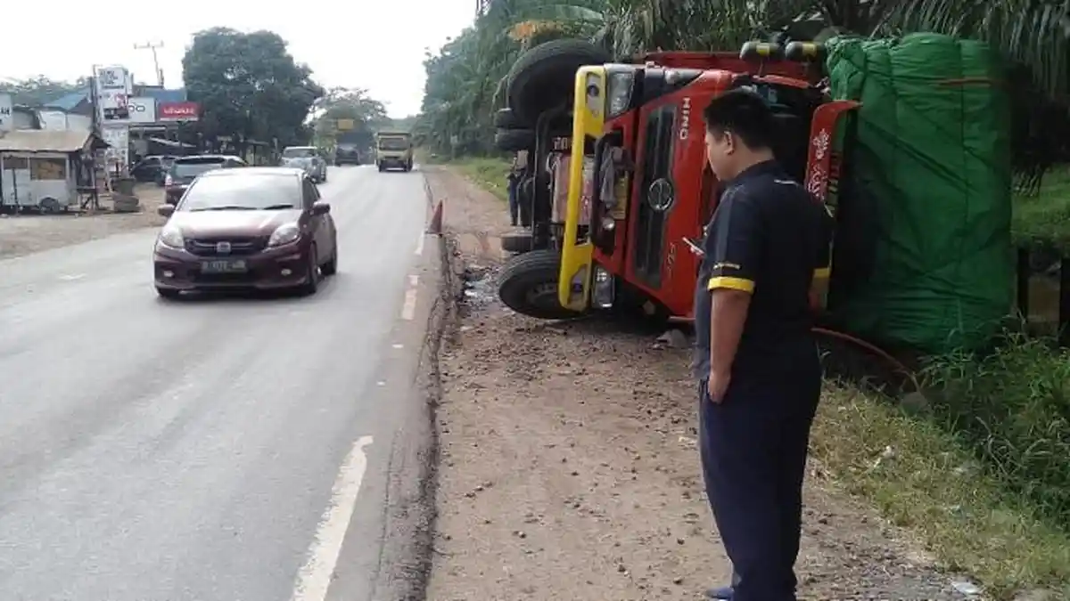 Truk Bawa Kasur Terguling di Jalintim Palembang- Betung, Ini Kesaksian Sang Sopir