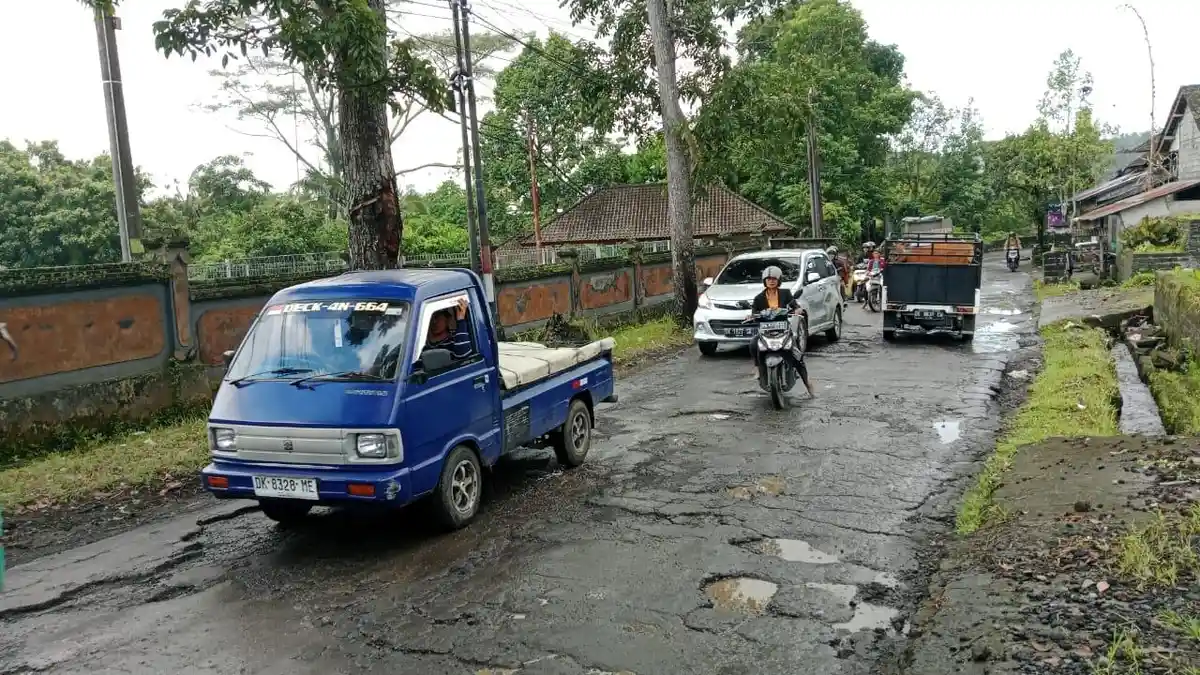 Jalan Raya Bang bang Biaung Dikeluhkan Pengendara