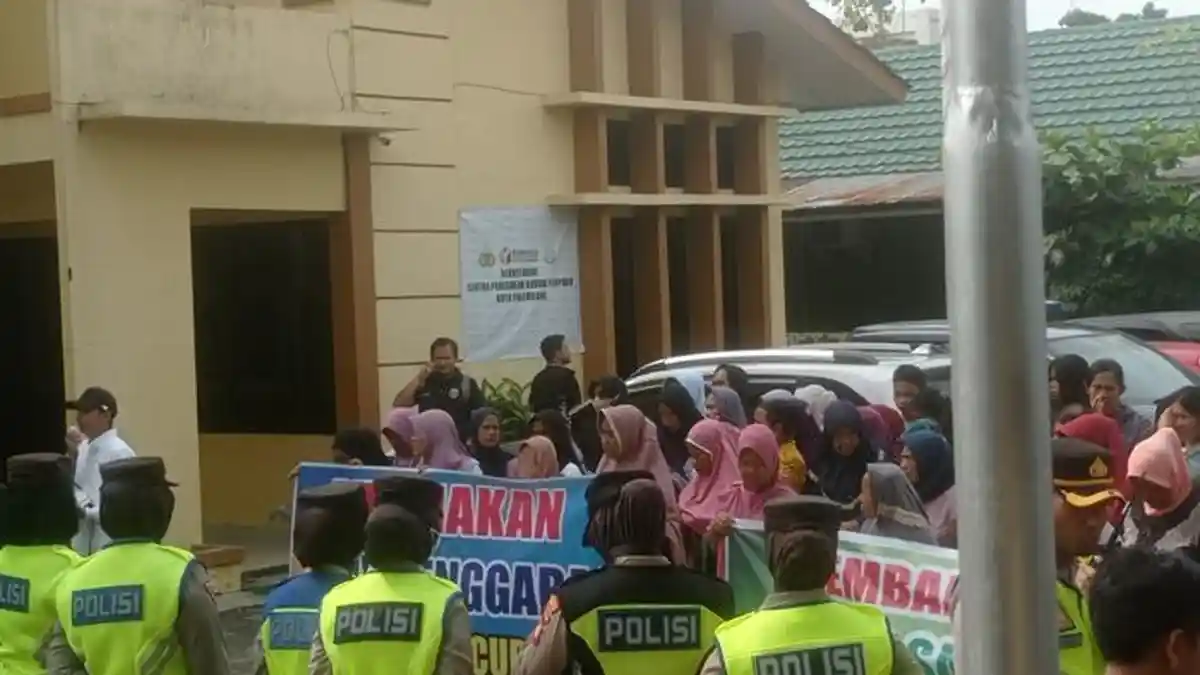 Massa Geruduk Kantor Bawaslu Palembang, Minta Tangkap Caleg Diduga Lakukan Penggelembungan Suara
