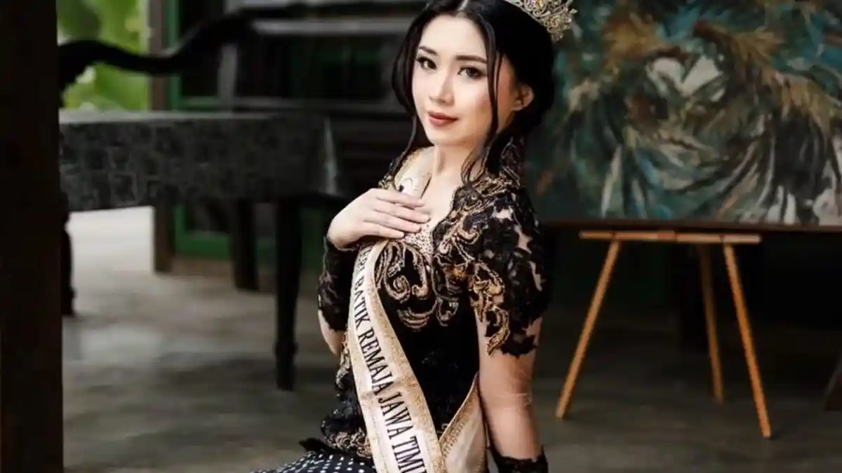 Sosok Puteri Batik Jatim Erinne Graciana Kenalkan Permainan Tradisional Jember Lewat AkarMain