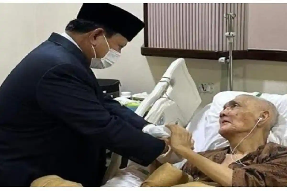 Prabowo Genggam Tangan Try Sutrisno yang Terbaring Sakit, Hendropriyono Mohon Doa