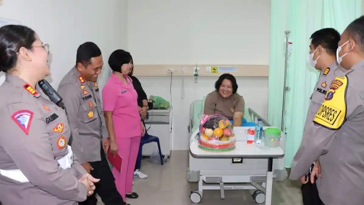 Kapolres Pematangsiantar Jenguk Anggota yang Menjadi Korban Lakalantas Usai Pengamanan Kampanye