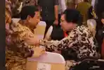 Prabowo-yang-bersimpuh-di-depan-istri-Jenderal-Wismoyo-Arismunandar.jpg