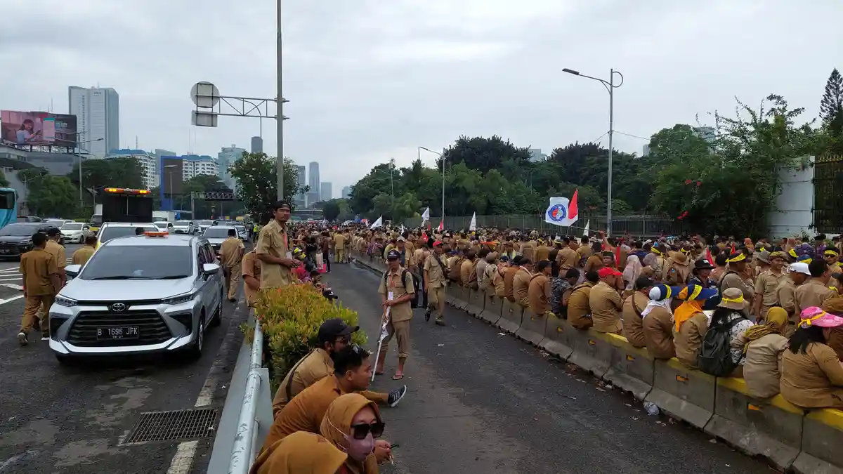Massa Perangkat Desa Bubarkan Diri, Arus Lalu Lintas di Depan DPR Kembali Dibuka