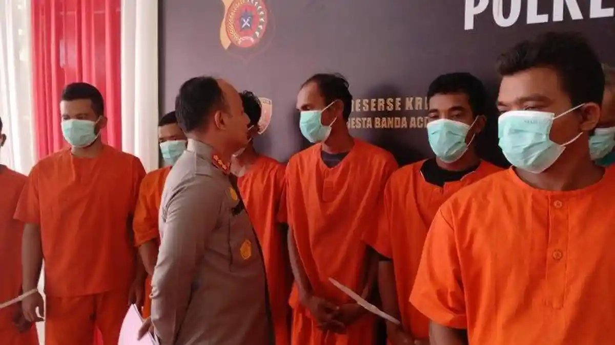Polisi Tangkap 19 Orang Tersangka saat Asyik Main Judi Online di Warkop
