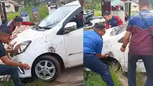 Personel-Damkar-Kota-Pekanbaru-membantu-mengeluarkan-mobil-yang-terperosok.jpg