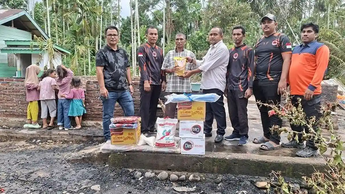 Rumah Pekerja Sawit Terbakar, Pemkab Bireuen Serahkan Bantuan Masa Panik