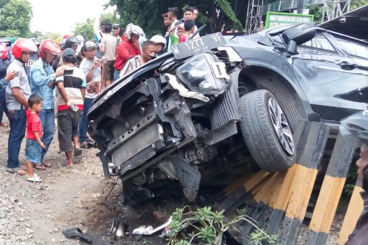 Detik-detik Xpander Tertabrak Kereta Api di Tangulangin Sidoarjo, Balita Ikut Jadi Korban, 1 Tewas