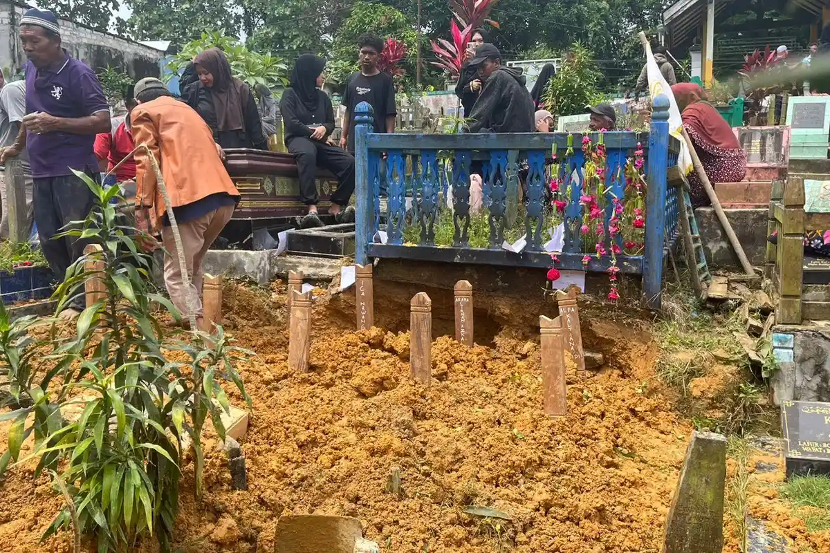 FOTO-FOTO: Pemakaman 6 Anak, Korban Tenggelam di Kubangan Km 8 Balikpapan Utara - 20251118-dimakamkan.jpg