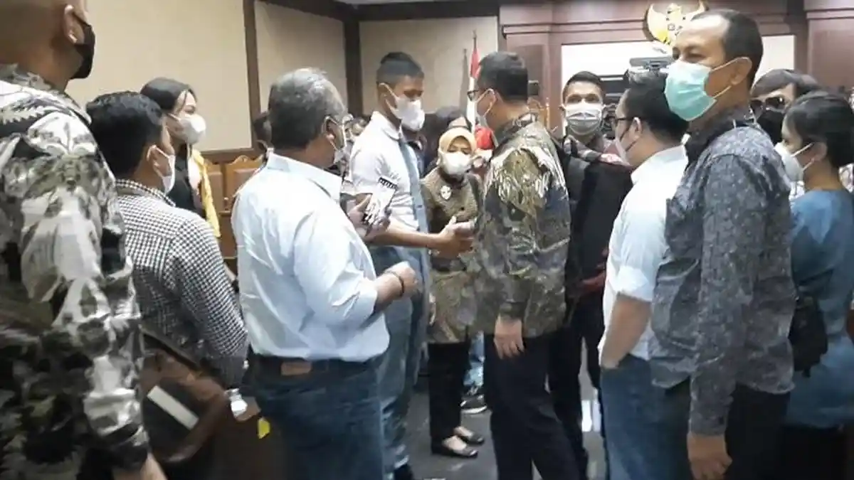 Saat Edhy Prabowo Terima Pelukan Hangat Dari Pria Berseragam Sekolah di Ruang Sidang