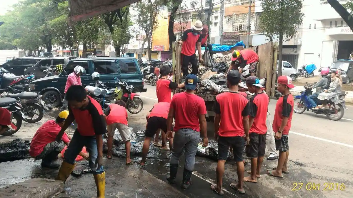 Pasukan 'Merah Bersih' Bontoala Kepung Saluran di Jl Kubis dan Jl Veteran Utara