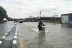 Terjang-genangan-banjir-di-Jalan.jpg