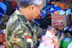 thorig-husler-menggendong-seorang-bayi-di-tenda-pengungsian-korban-gempa-di-petobo_20181010_172533.jpg
