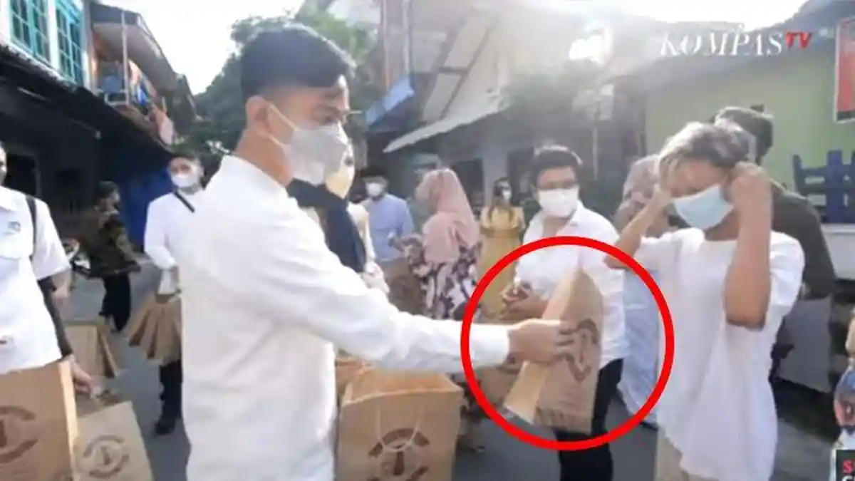BAK KETIBAN Rezeki, Salat Id Bareng Gibran Warga Dapat Bungkusan Warna Coklat,  Ternyata Ini Isinya
