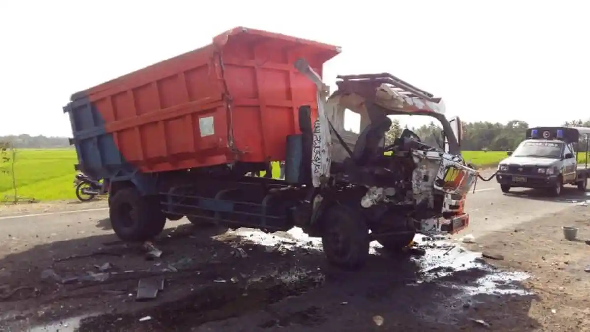 BREAKING NEWS : Dua Dump Truck Adu Banteng, Satu Orang Terluka Parah