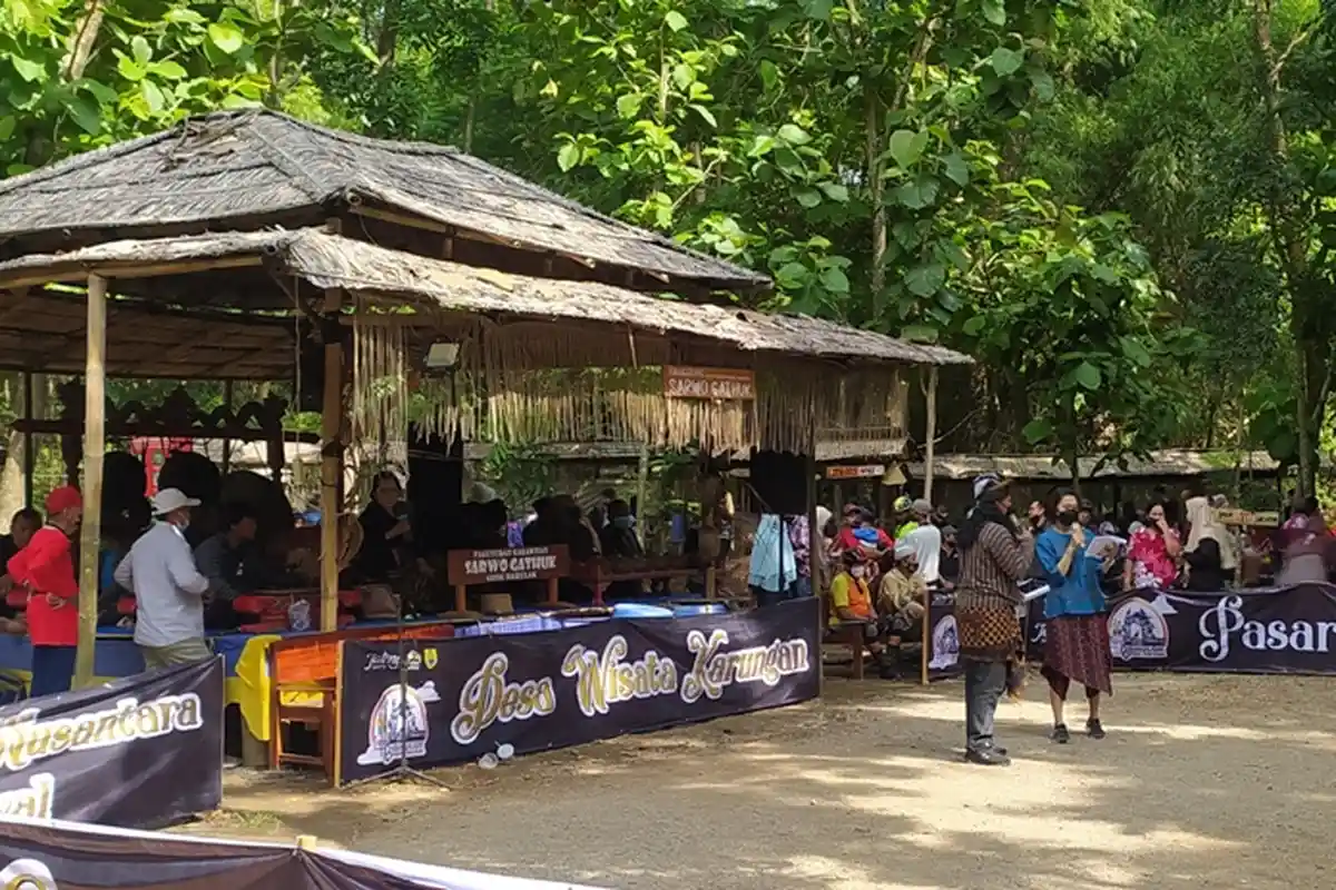 Panggung Kesenian Ramaikan Pasar Bahulak Sragen, Menikmati Atraksi ...