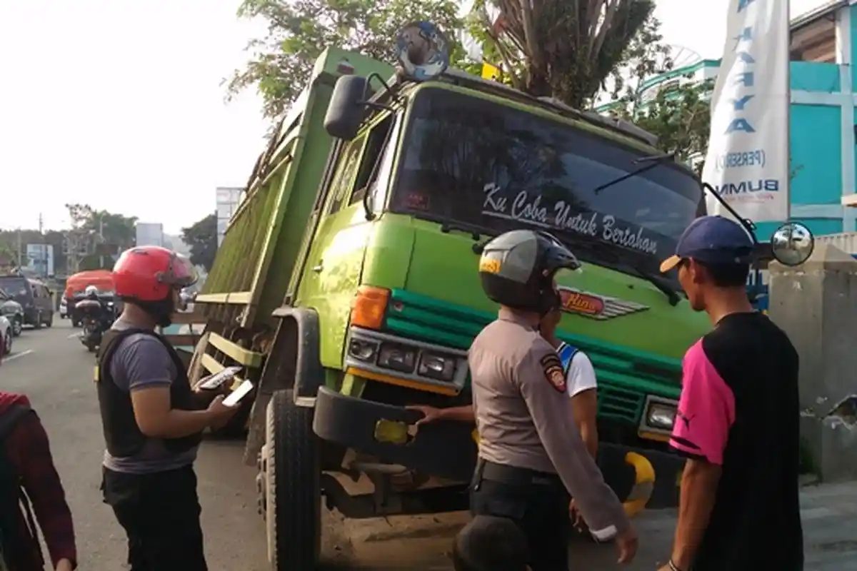 Truk Nyungsep Parit, Arus Lalu Lintas di Jl Wr Monginsidi Macet