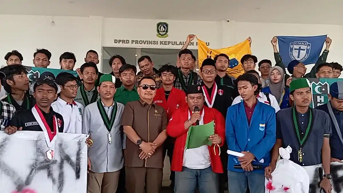 Mahasiswa Geruduk DPRD Kepri Tolak UU TNI, Bobby Jayanto Temui Massa, Siap Kawal Tuntutan