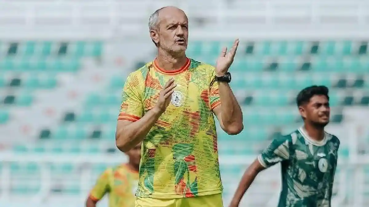 Meski Banyak Pemain Persebaya yang Absen, Pelatih PSS Sleman Enggan Turunkan Kewaspadaan