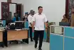 Wakil-Bupati-Malra-Charlos-Viali-Rahantoknam-sidak-kantor.jpg