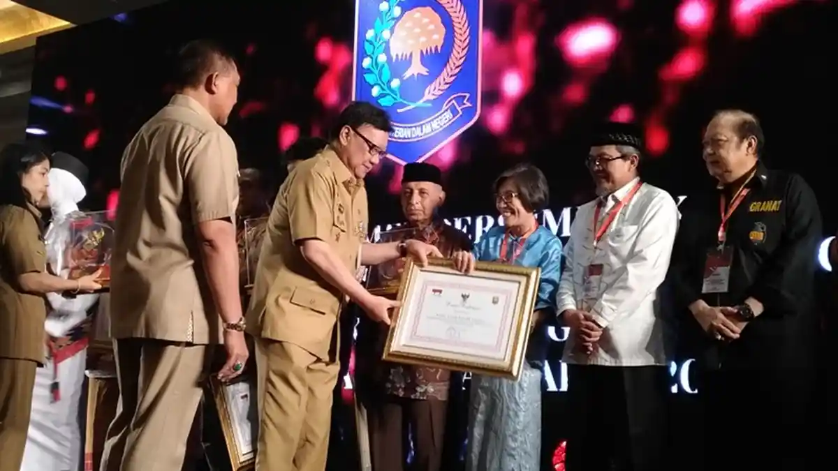 Mendagri Berikan Penghargaan Kepada Delapan Ormas Berpengaruh Positif di Indonesia