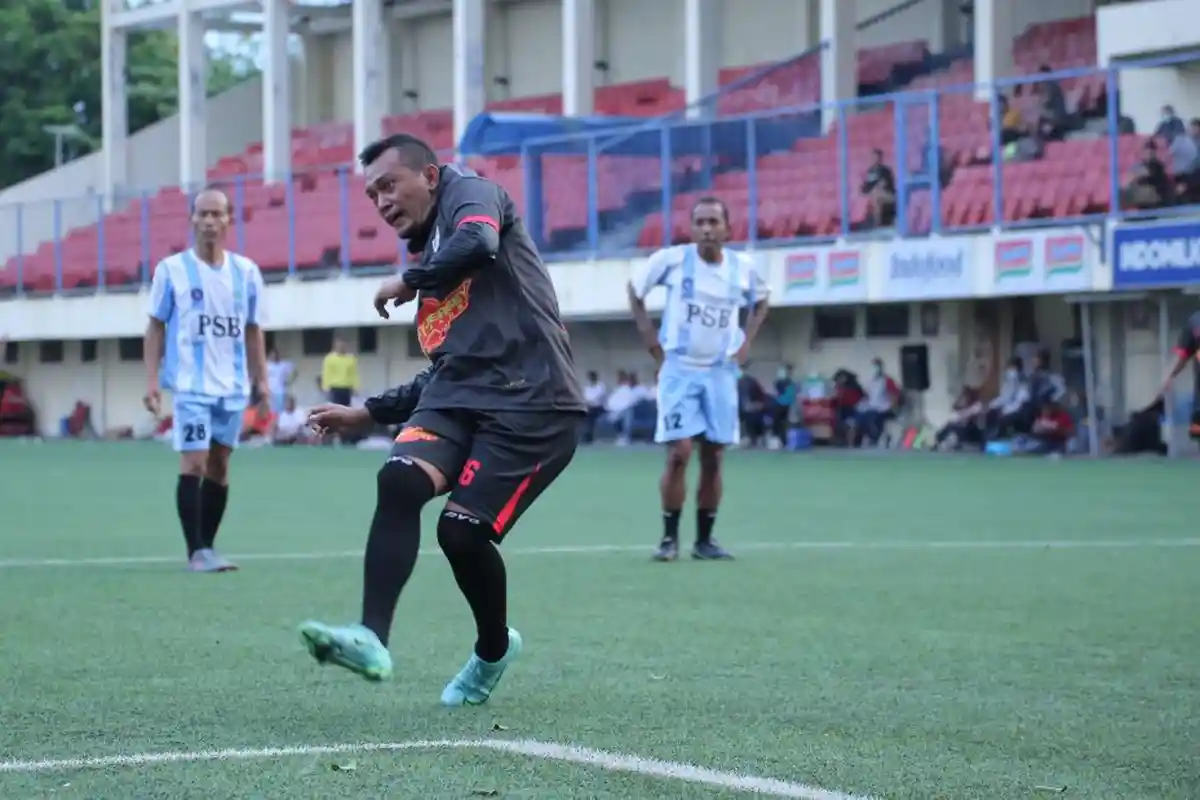 Tim 525 FC Kalahkan Soerabaya Legend dengan Skor 4-3