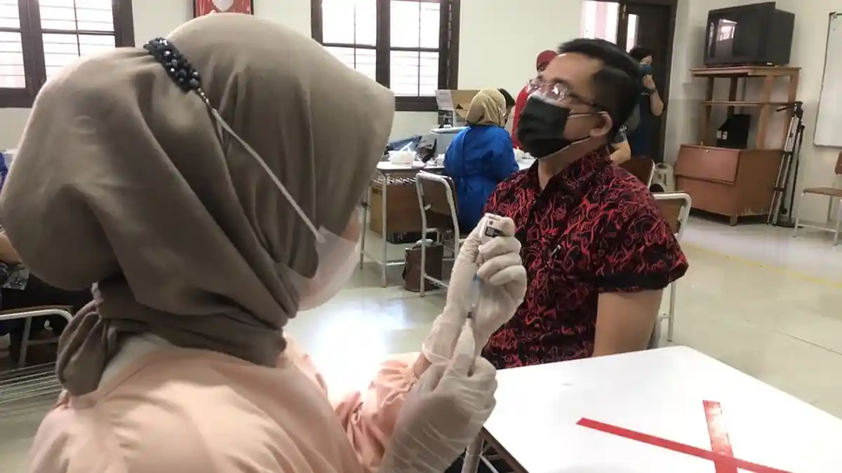 Ribuan Guru dan Tenaga Pendidik Bandung Wetan Divaksin, Kadinkes: Kami Terharu