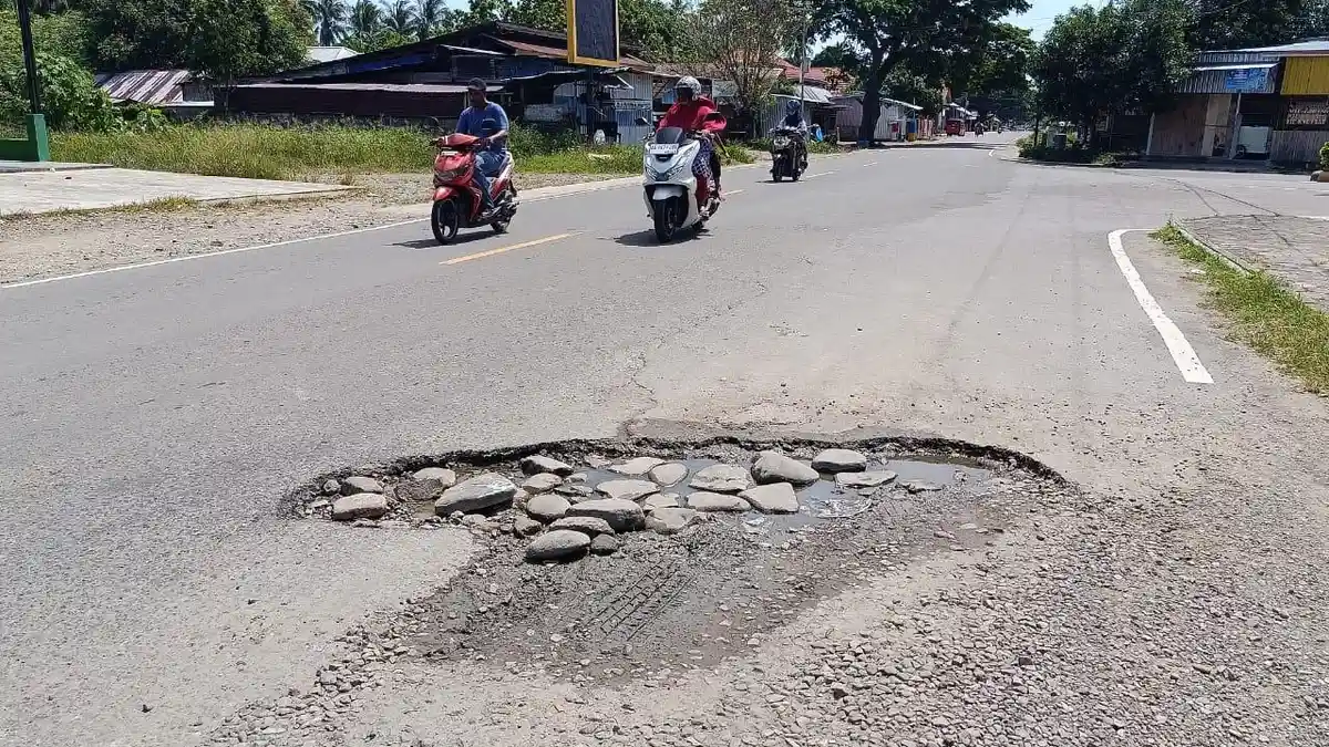 Jalan Rusak di Pusat Kota Bula, Pengendara Sering Terjebak Genangan Air