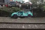 Kondisi-Taksi-Listrik-Green-SM-Usai-Tertabrak-KRL_20260428_140211.jpg