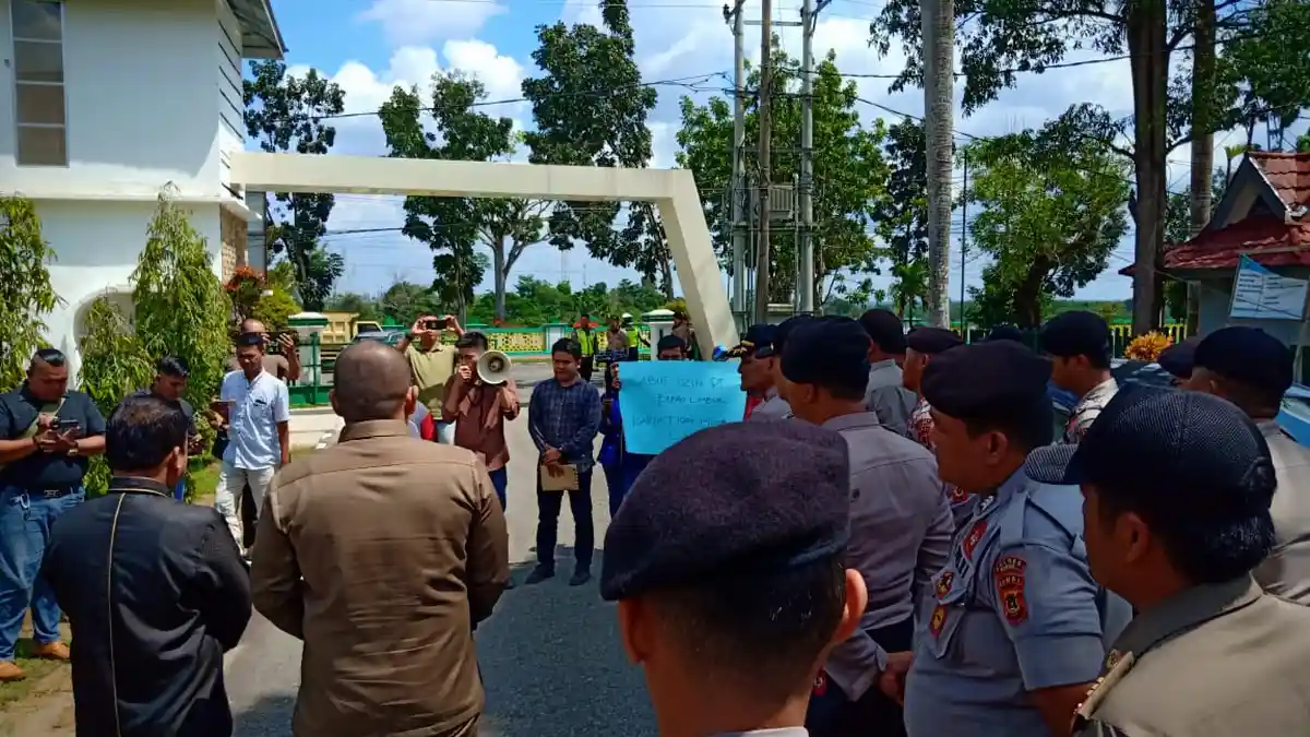 Sejumlah Massa Aksi di Depan DPRD Bungo, Tuntut Masalah PT Bungo Limbur
