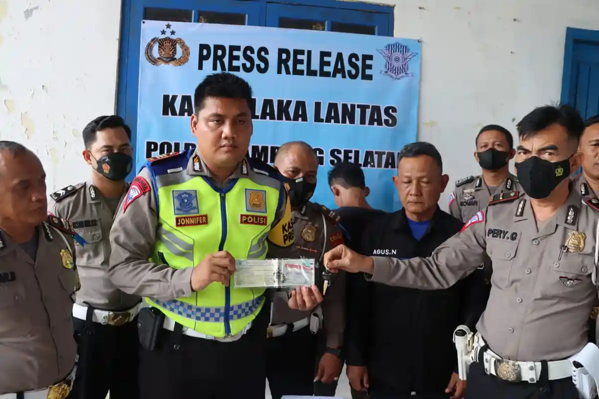 Sopir Truk Tabrak SPBU Serahkan Diri ke Polres Lampung Selatan