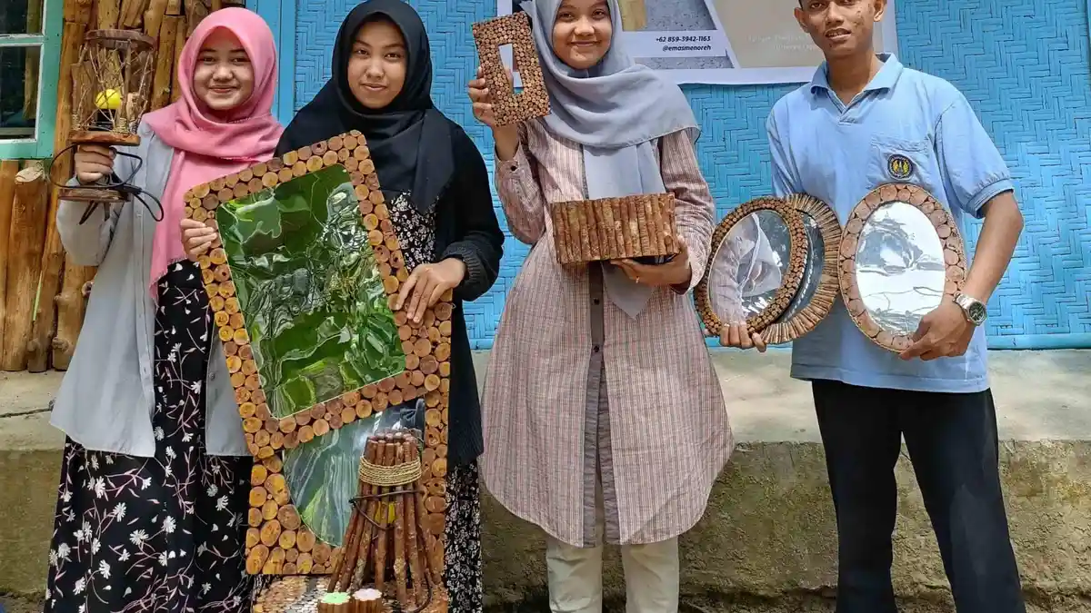 Mahasiswa UNY Sulap Batang Kayu Cengkeh Jadi Kerajinan Bernilai Jual Tinggi