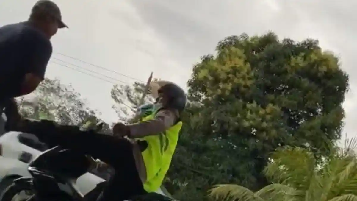 VIRAL di Media Sosial Video Oknum Polisi Tendang dan Pukul Sopir Truk Batubara