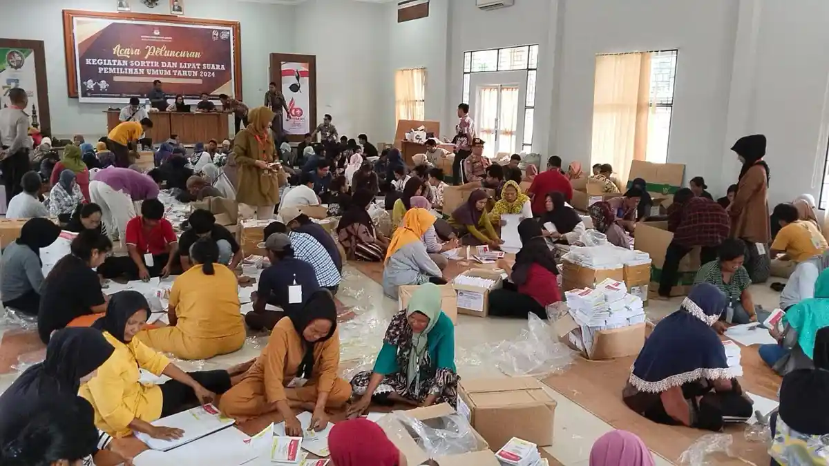 KPU Deli Serdang Mulai Lakukan Pelipatan Kertas Suara, Warga Datang Berbondong-Bondong