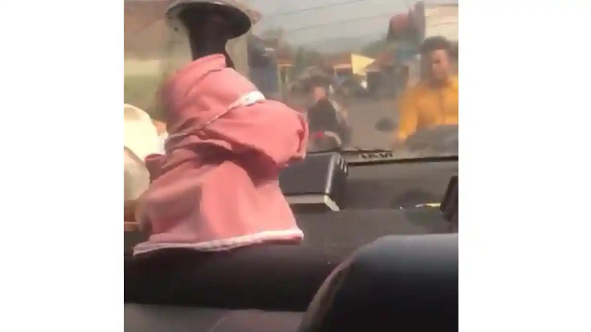 Senggolan, Pemotor di Cianjur Tak Terima dan Lemparkan Batu ke Mobil, Batu Nancap di Kaca
