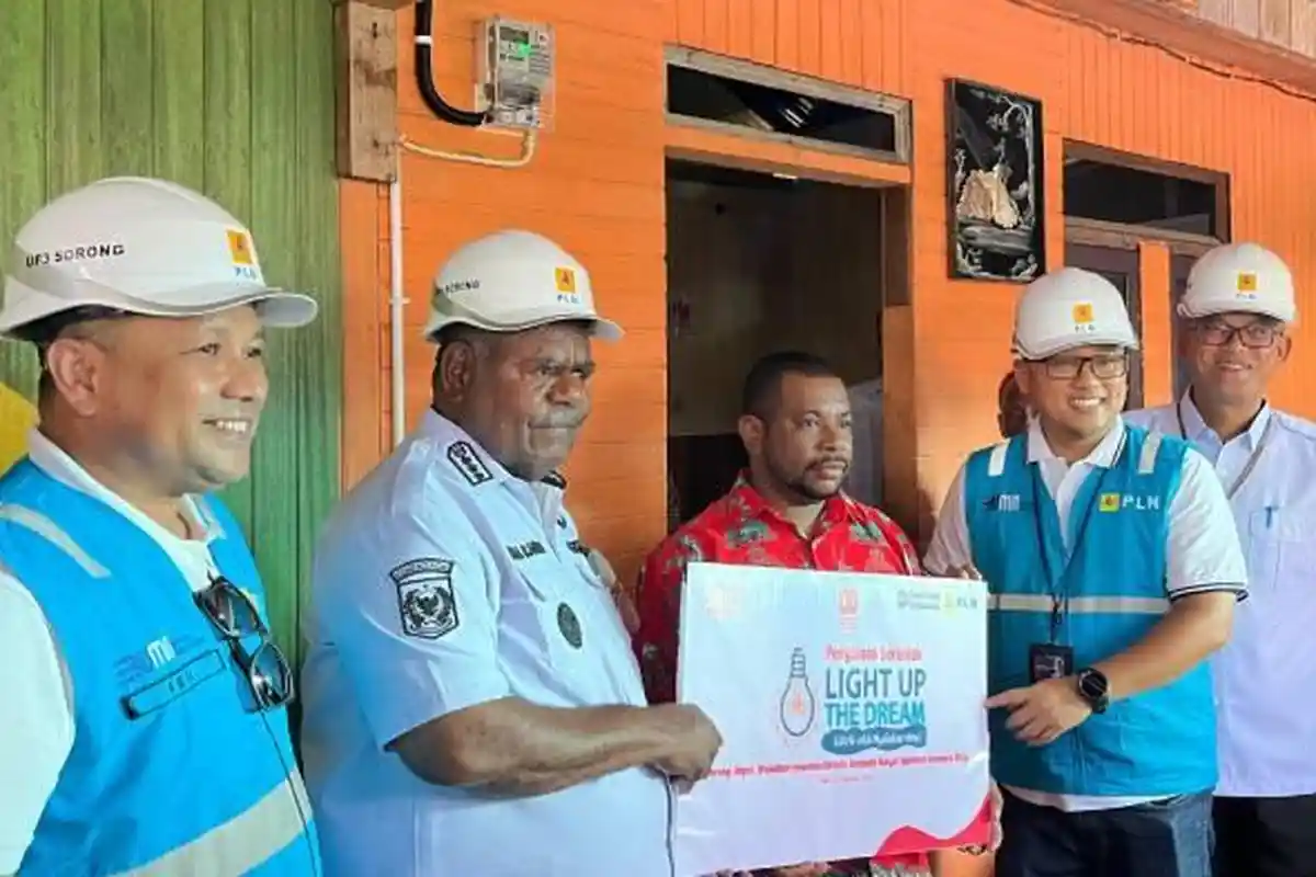 Kado HUT RI, PLN Salurkan Bantuan Pasang Listrik Gratis untuk 2.821 Keluarga Kurang Mampu