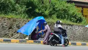 Penjual-bunga-tabur-di-pinggir-jalan-Majene-sedang-melayani-pembeli.jpg