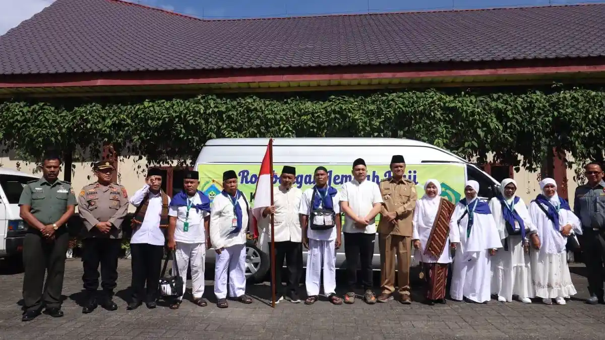 BUPATI Franc Bernhard Tumanggor Lepas Keberangkatan Calon Haji Kabupaten Pakpak Bharat Tahun 2024