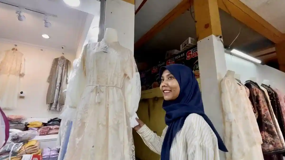 Laris Manis! Ini Tren Gamis "Bini Orang" dan "Sultan", Primadona Busana Muslim di Pasar Beringharjo