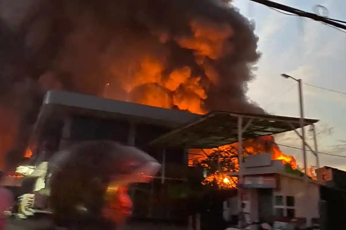 Puluhan Mobil Damkar Berusaha Memadamkan Api di Gudang JNE Pekapuran Cimanggis Depok