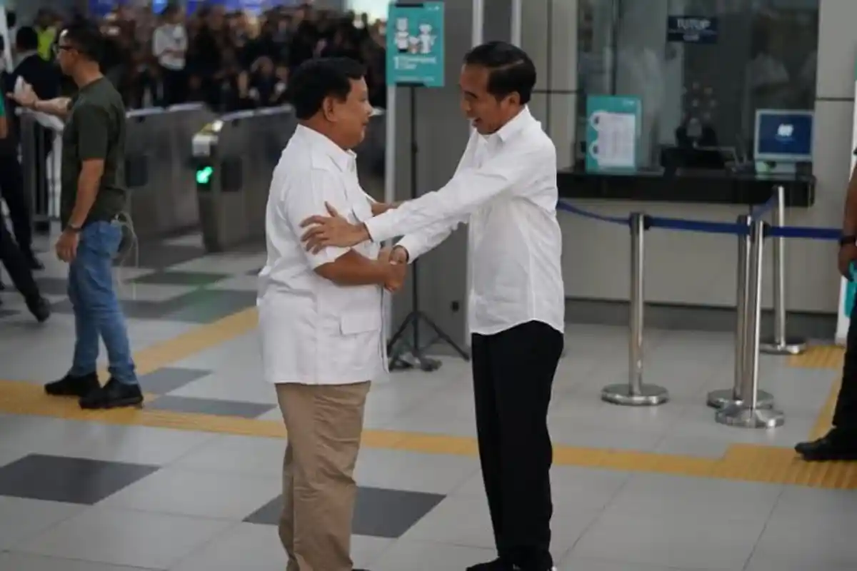 Akhirnya, Prabowo Bertemu dan Ucapkan Selamat kepada Jokowi di Stasiun MRT Jakarta