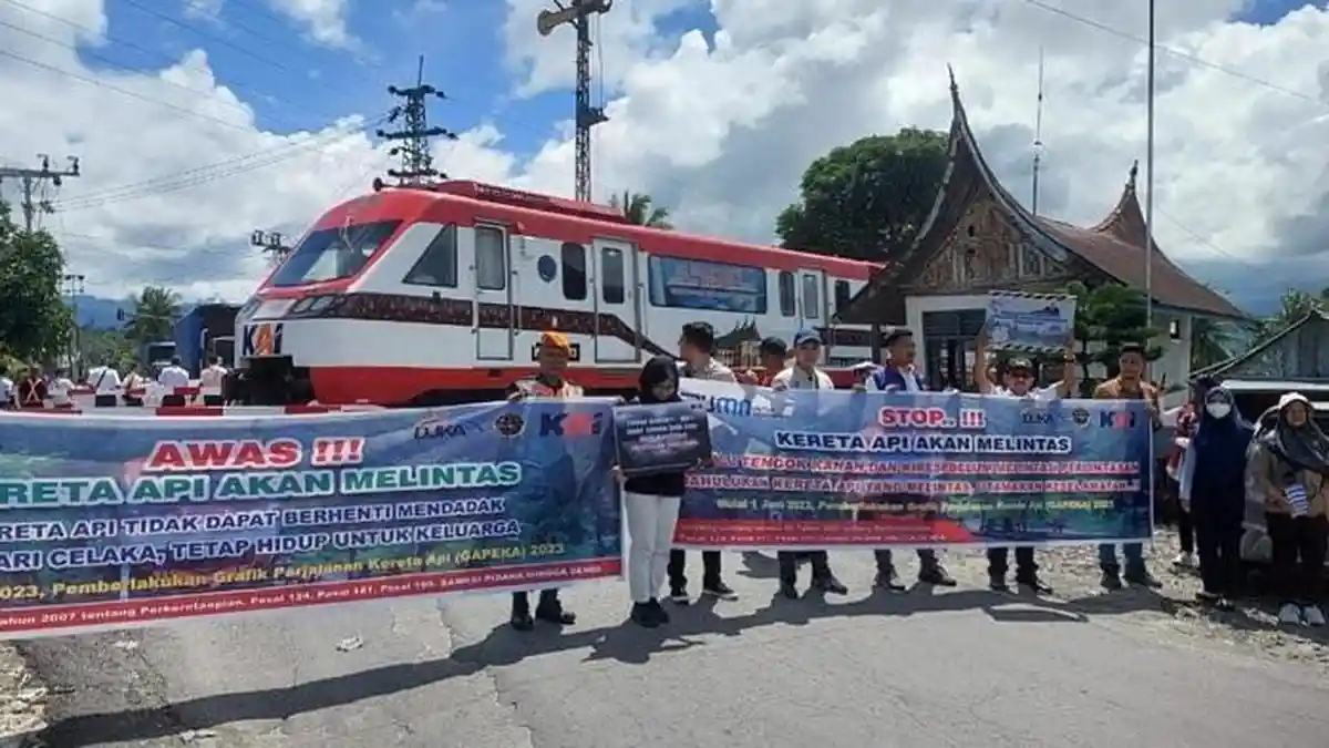 Tekan Angka Kecelakaan, PT KAI Divre II Sumbar Sosialisasi Agar Hati-Hati Lewat Perlintasan Sebidang