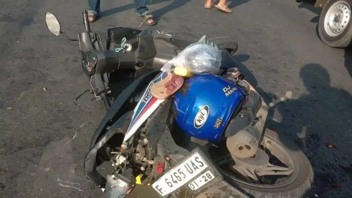 Kecelakaan Maut Hari Ini, Seorang Wanita Pemotor Tewas Seusai Tertabrak Truk Pengangkut Pasir
