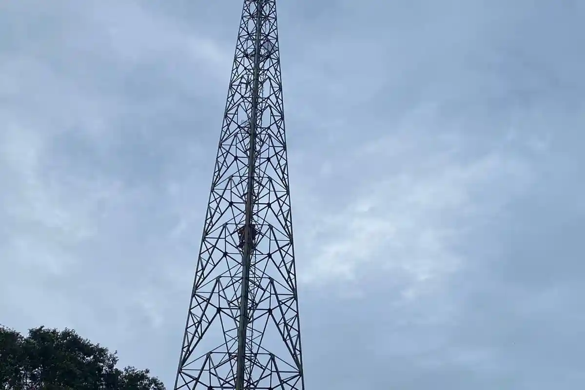 Detik-detik Menegangkan Petugas Damkar Kukar Selamatkan Remaja Putri Nekat Panjat Tower 72 Meter