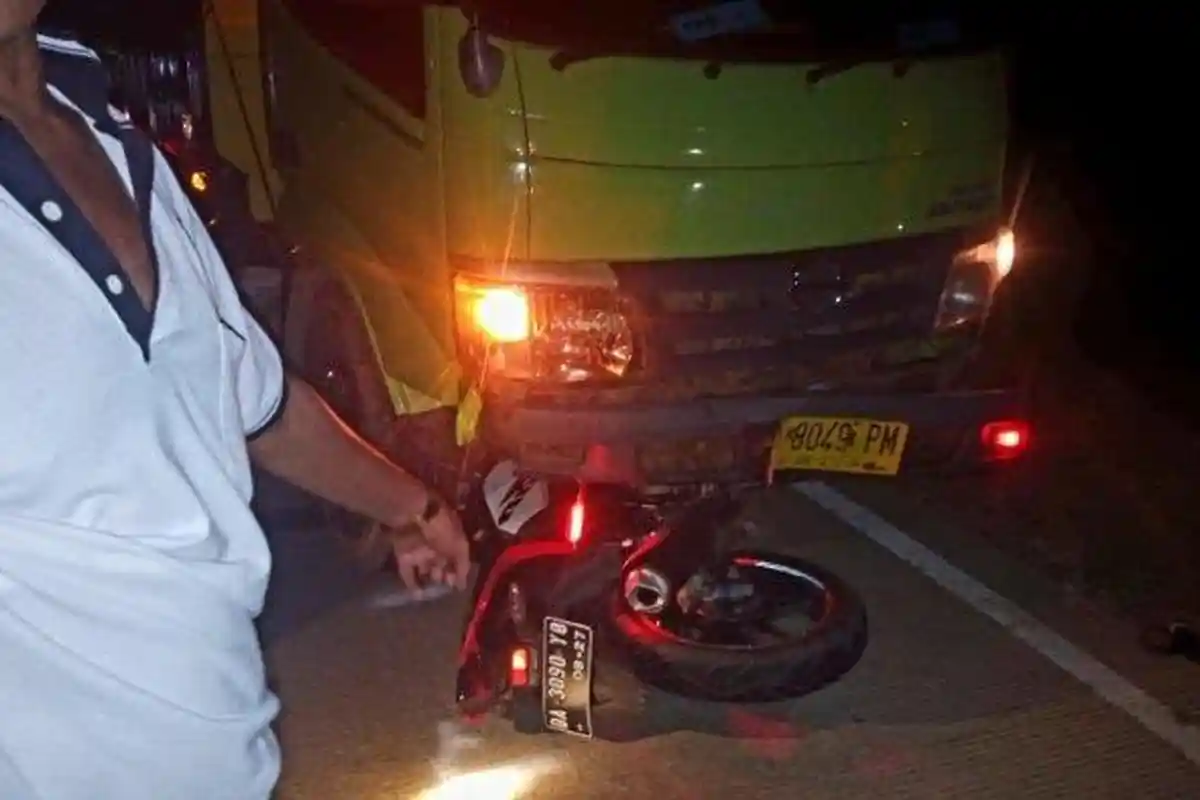 Kecelakaan Maut Pukul 20.00 Wita, Pengendara Motor Tewas, Adu Banteng Vixion vs Truk di Tikungan